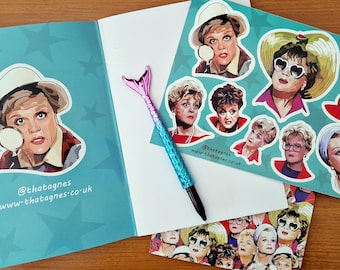 Pegatinas y cuaderno de "Se ha escrito un crimen", con ilustraciones de Angela Lansbury