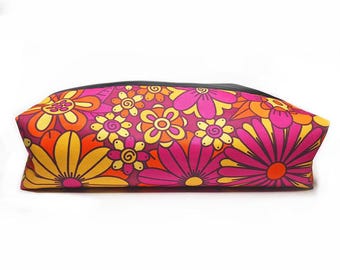 Neceser/estuche de maquillaje con ilustración retro de los años 70 con motivos florales. ¡Hecho a mano y exclusivo de ThatAgnes!