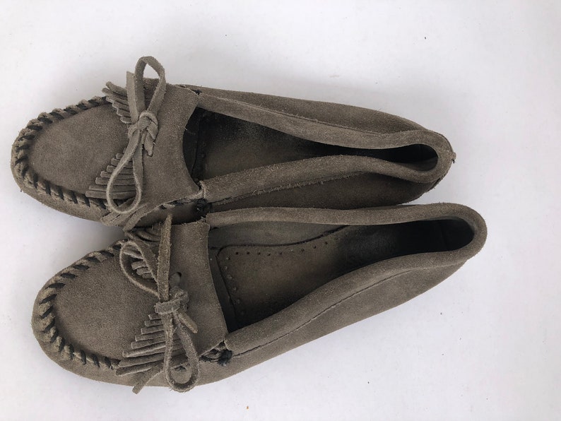 Vintage Minnetonka Women/'s gray suede moccasins slip on shoes 8 M