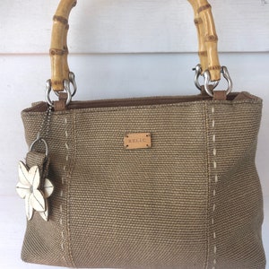 Bolso tipo cartera con asa superior de bambú tejido en color canela
