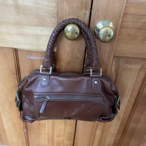 Bolso Talbots tipo cartera tipo domo de cuero marrón con asa superior