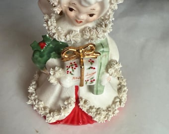 Ángel navideño de cerámica de Napco con adornos de espagueti.