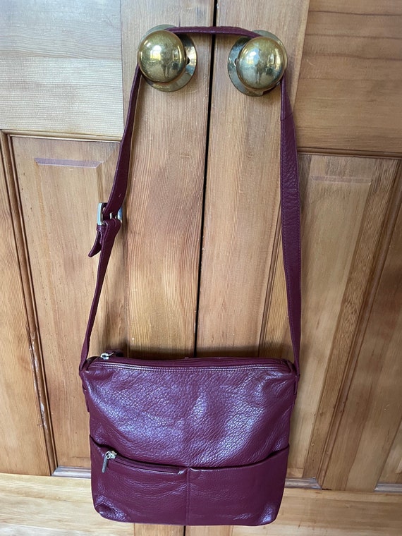 Brown Leather Stone Mountain Shoulder Strap Purse with 2 separate zipper  pouches