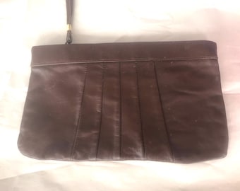 Bolso de mano vintage de piel color burdeos sin etiqueta ni marca.