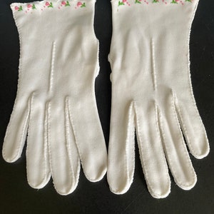Vintage White Formal Women&#39;s Gloves with Pink Rosettes