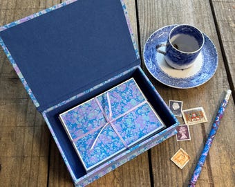 Caja con efecto mármol hecha a mano y tarjetas a juego.