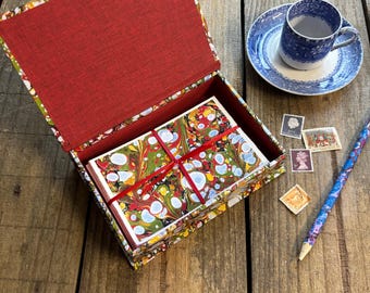 Caja hecha a mano con papel jaspeado y tarjetas a juego.