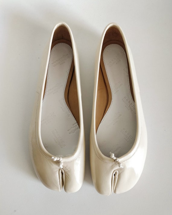 Margiela beige patent tabi flat