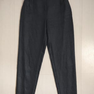 Puede incluir: Pantalones de cintura alta de color gris oscuro con una cinturilla ancha. Los pantalones tienen un dise&ntilde;o de pierna recta y est&aacute;n hechos de una tela suave y texturizada. Adecuados para uso informal o formal.