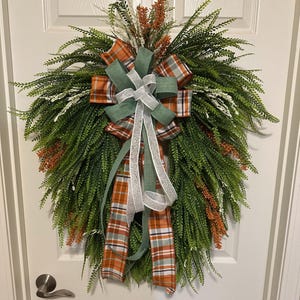 Lizzys Logos. Bead Grass Wreath, Greenery wreath, ribbon wreath