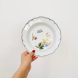 Meissen Porzellan Teller, Handgemalte Blumen und Wunderschönes Motiv, um 1900