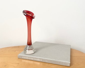 Aseda Glasbruk Vase en verre d'art suédois du milieu du siècle, vase avec une seule fleur, vase en verre rouge, verre Aseda suédois, vase fait main, vase bourgeon