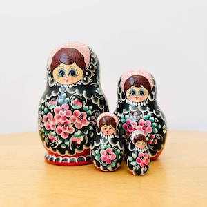 Russische Schachtelpuppe, Matroschka, Handbemalte Holzpuppen, 4 Stück, Vintage russische Puppen