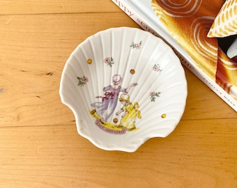 Vintage Shell Shaped Soap Dish, Trinket Dish, White Porcelain Scallop Shell Dish, Soap Bowl
