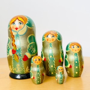 Russian nesting doll, Matryoshka doll, Hand painted Wooden Dolls, 6 pieces, Vintage Russian Dolls