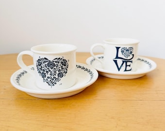 Juego de 2 tazas y platillos azules de Jan Constantine, regalo de San Valentín, tazas del amor