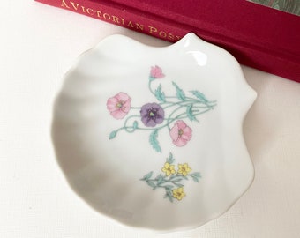 Shell Ring Dish, Shaped Soap Dish, Trinket Dish, White Porcelain Scallop Shell Dish, Soap Bowl