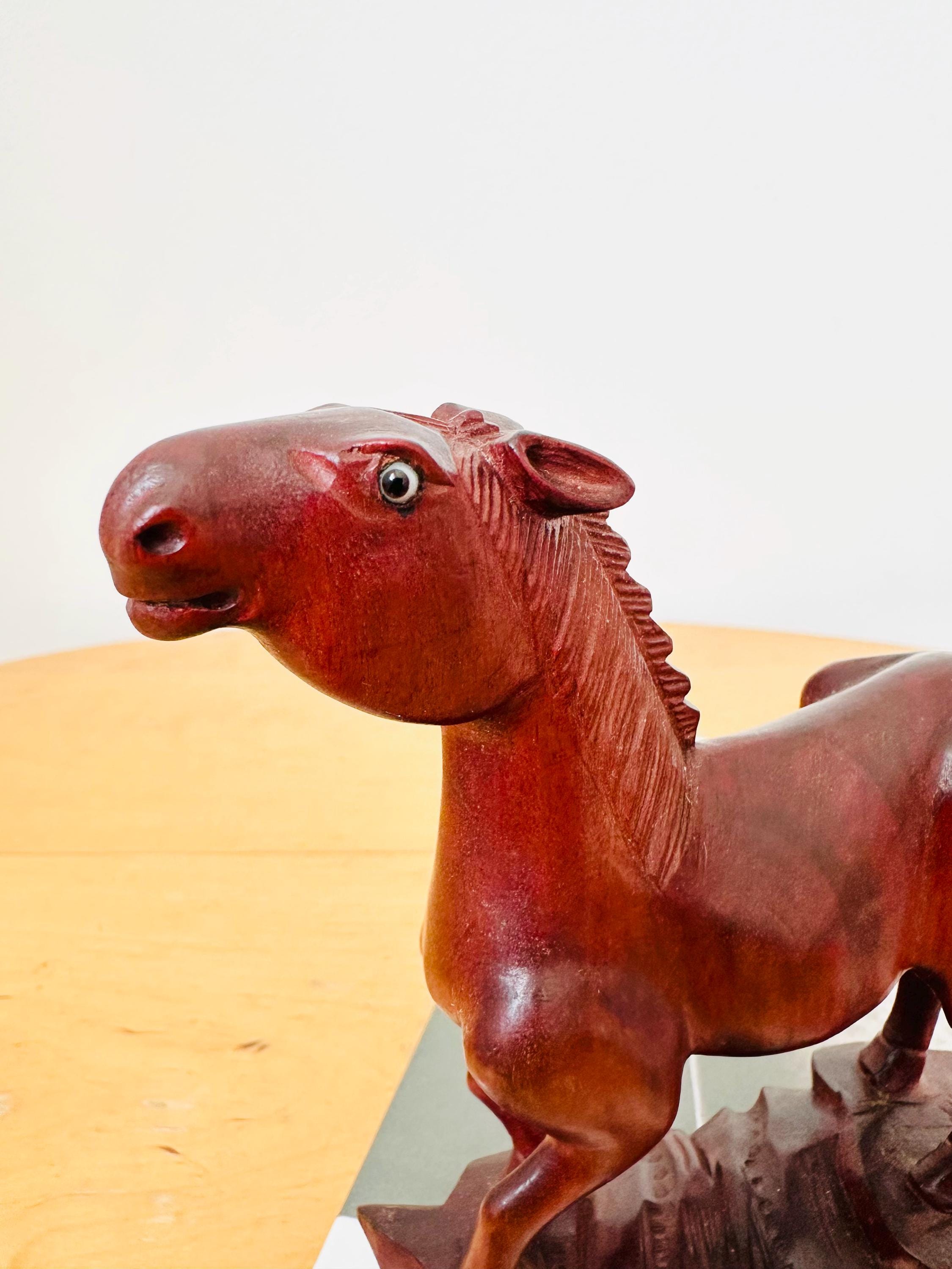 ヴィンテージの手彫り木製馬、乗馬装飾品（耳に欠けあり） - Etsy 日本