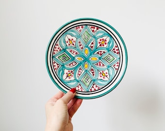 Handgemaakt terracotta bord, handgeschilderd bord, geometrisch motief