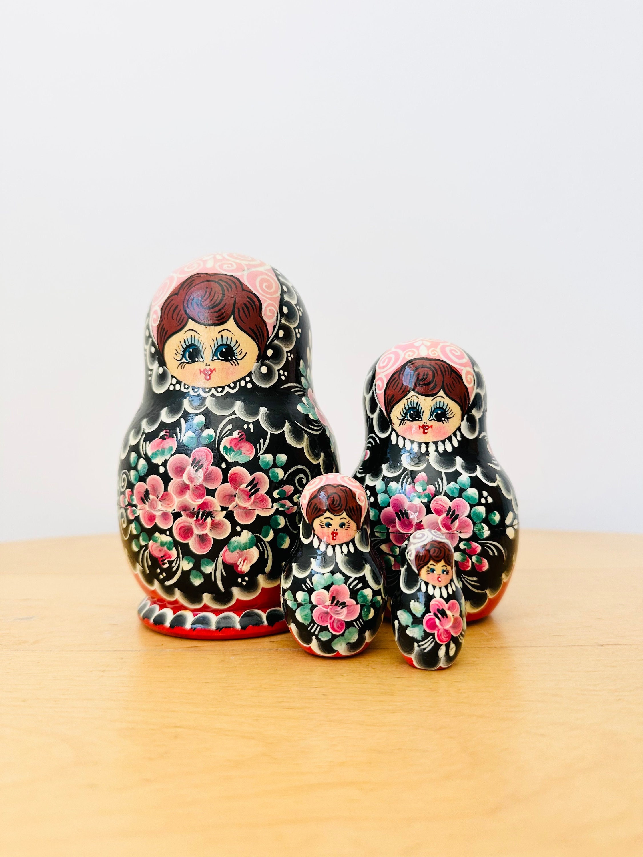 Vintage Russian Santa Nesting Doll, 5-piece Christmas Nesting Doll, Hand Painted Nesting Doll, Collectible Vintage Christmas Nesting Doll