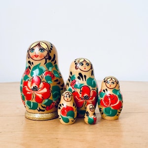 Small Russian nesting doll, Matryoshka doll, Hand painted Wooden Dolls, 5 pieces, Vintage Russian Dolls