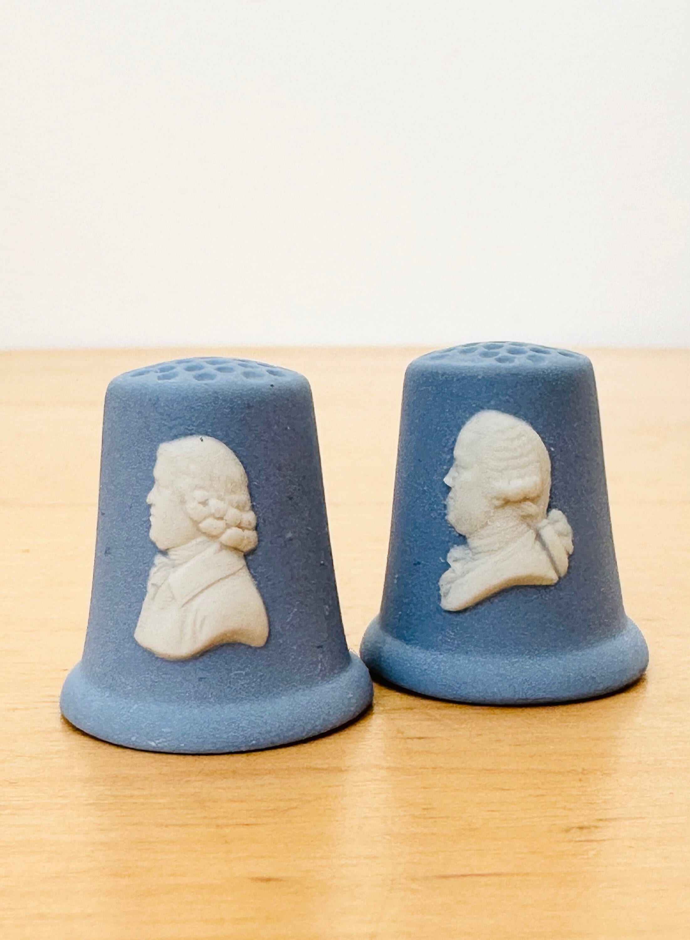 Dé à Coudre Vintage Wedgwood 1987 - Porcelaine Bleu Jaspe, Motif Noël Joseph Et Jésus