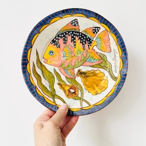 Plato de terracota hecho a mano por Anibal Rosado Mayólica portuguesa, motivo de pescado