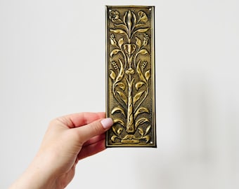 Placa de latón antigua para puerta de estilo eduardiano