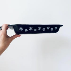 Stara blacha do pieczenia Pyrex, wzór płatków śniegu, czarno-biała
