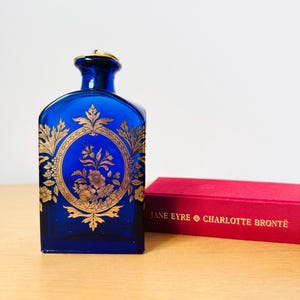 Botella de tocador vintage estilo bohemio de vidrio azul cobalto y dorado con tapón