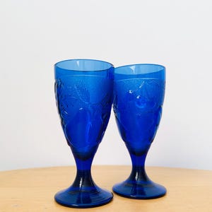 Par de copas vintage de cristal azul marino cobalto, Arcoroc Luminarc, copas francesas