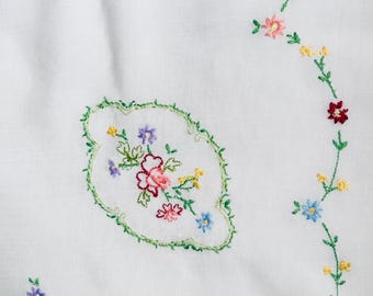 Pequeño mantel vintage con bordado floral