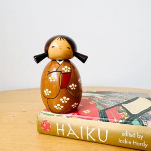 Lalka Kokeshi, drewniana ręcznie malowana japońska lalka, czerwona lalka Kokeshi