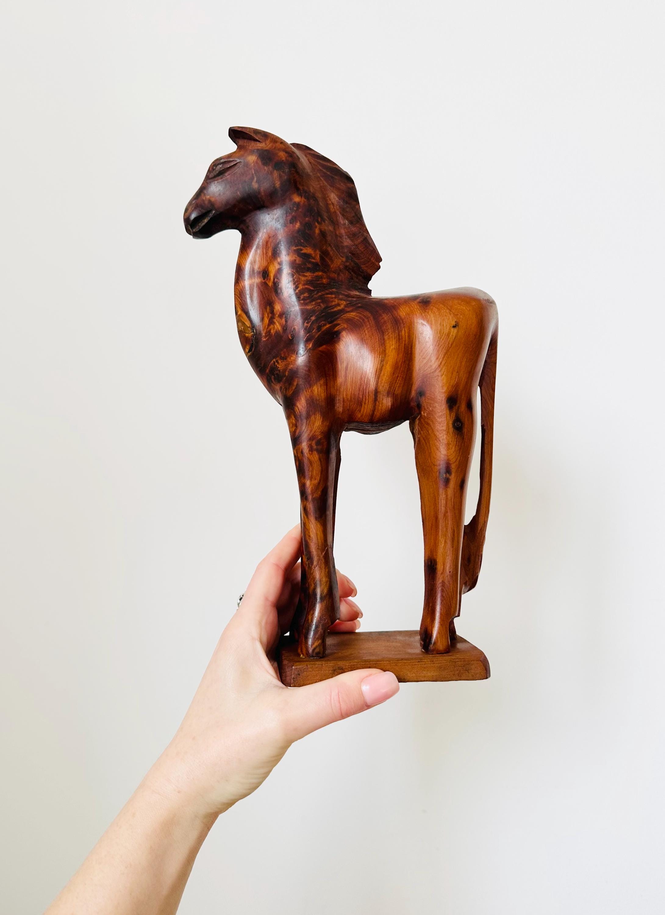 【ヴィンテージ】　木製　馬の彫刻 ヴィンテージの手彫り木製馬の彫刻、馬の置物 - Etsy 日本