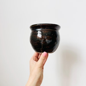 Handgetöpferte Keramikpflanze, Handgetöpferter Übertopf, Brauner Blumentopf