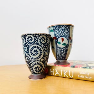 Paar japanische Arita Porzellan Teetassen, handbemalte Tassen
