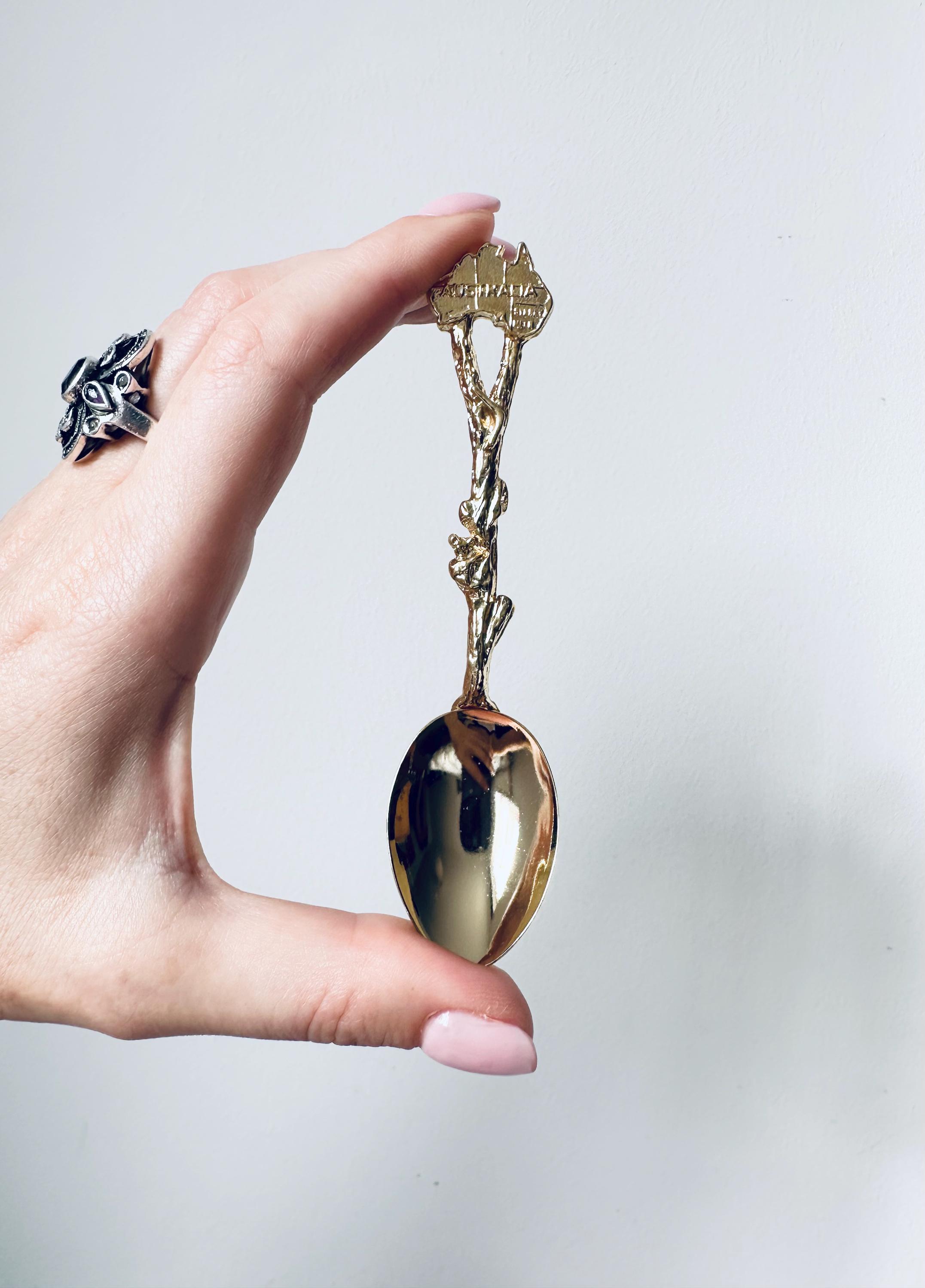 ヴィンテージ JJK オーストラリア装飾真鍮ティースプーン2とスクープスプーン2 ヴィンテージ 18K 金メッキ お土産スプーン オーストラリア、リトル