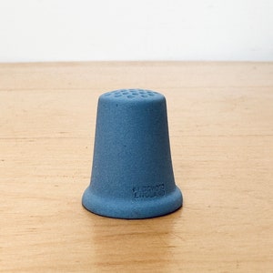 Wedgwood Princess Dina of Wales Thimble, Blue Jasper-ware, Dé à coudre de collection image 4