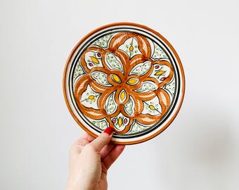 Handgemaakt terracotta bord, handgeschilderd bord, geometrisch motief, aardewerk