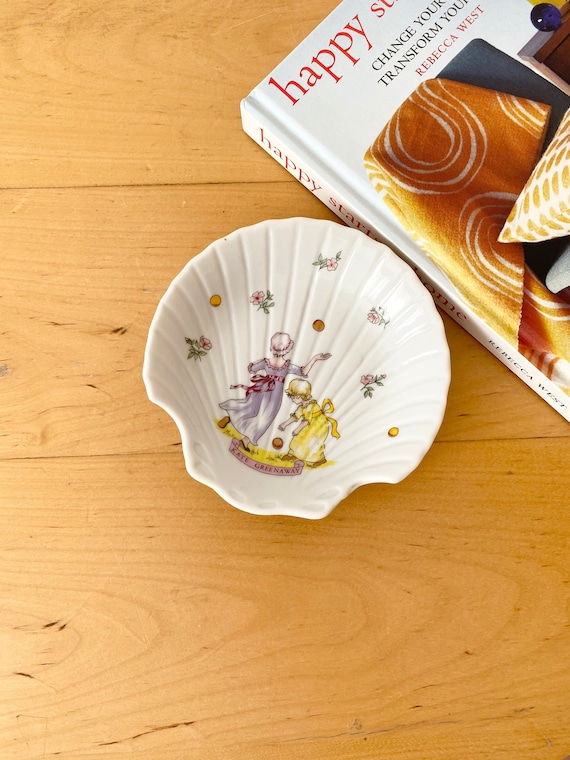Vintage White Seashell Catchall Dish Vintage White Seashell Catchall Dish
