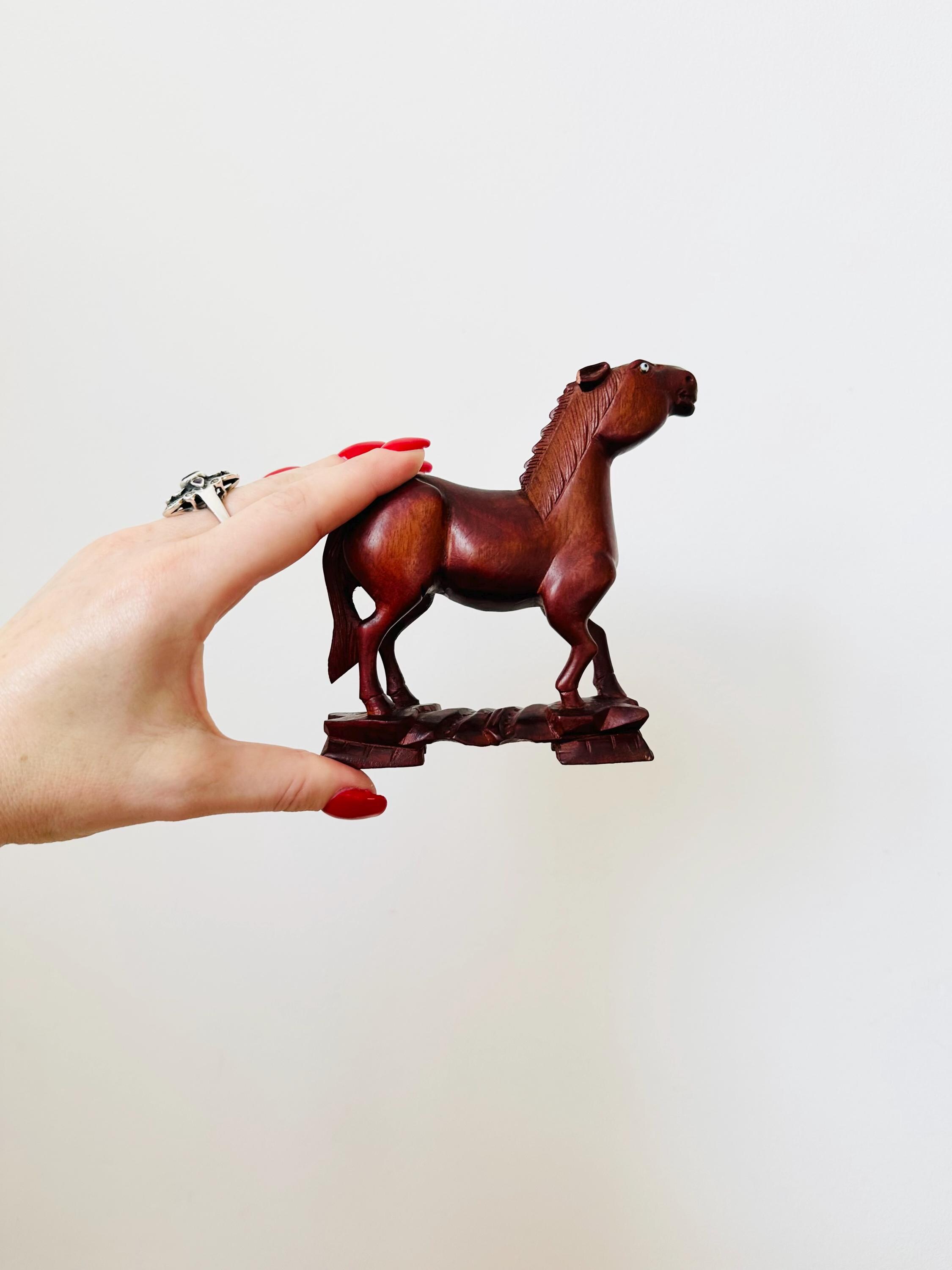 ヴィンテージの手彫り木製馬、乗馬装飾品（耳に欠けあり） - Etsy 日本