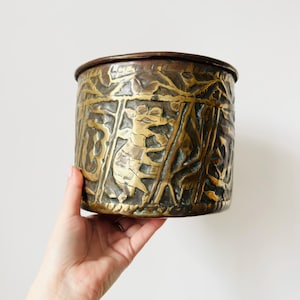 Pot persan antique en cuivre martelé à la main, pot de fleur en relief