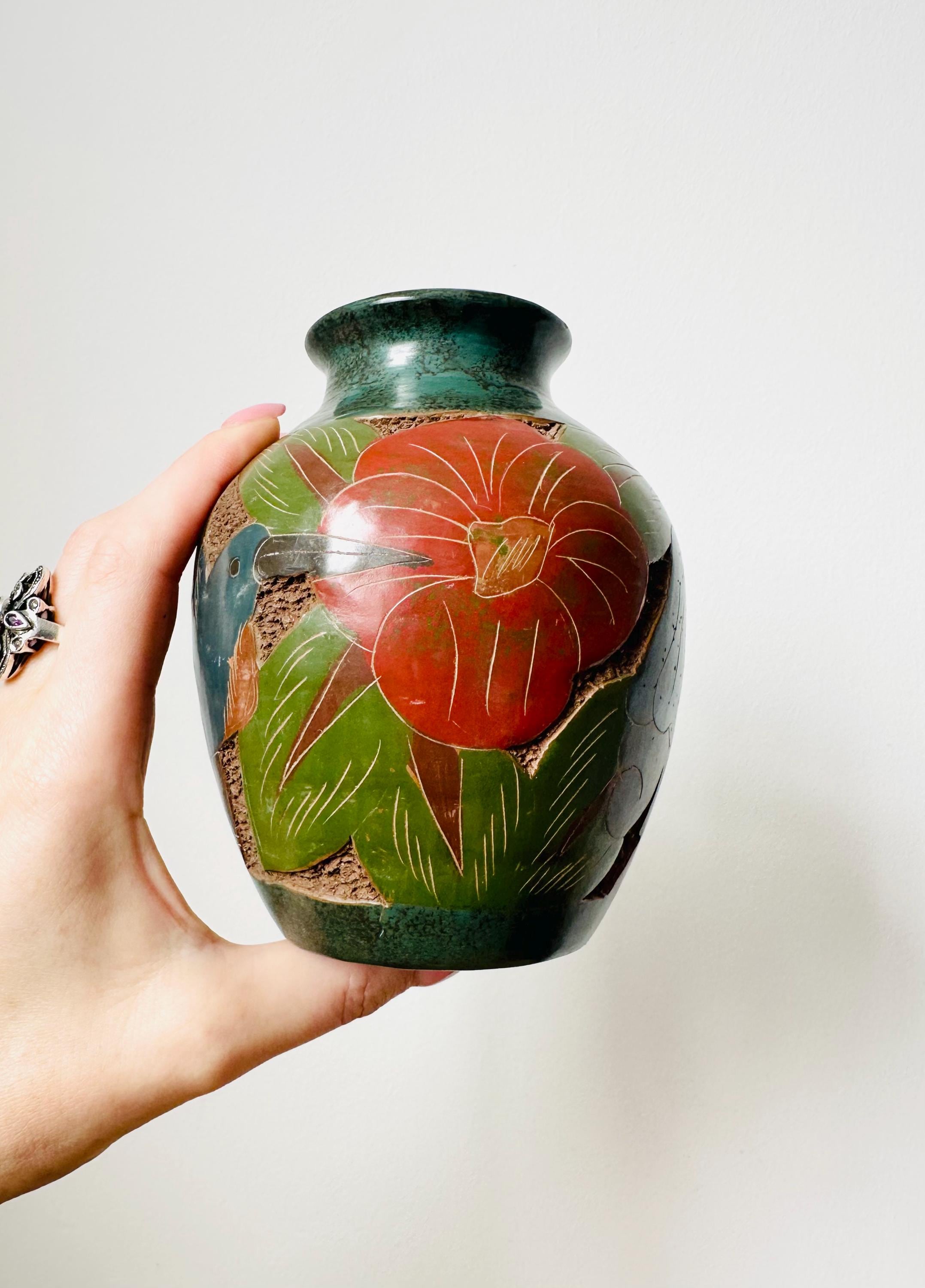 ニカラグアの粘土陶器の花瓶、小さな手作り、鳥、花、猿のモチーフ