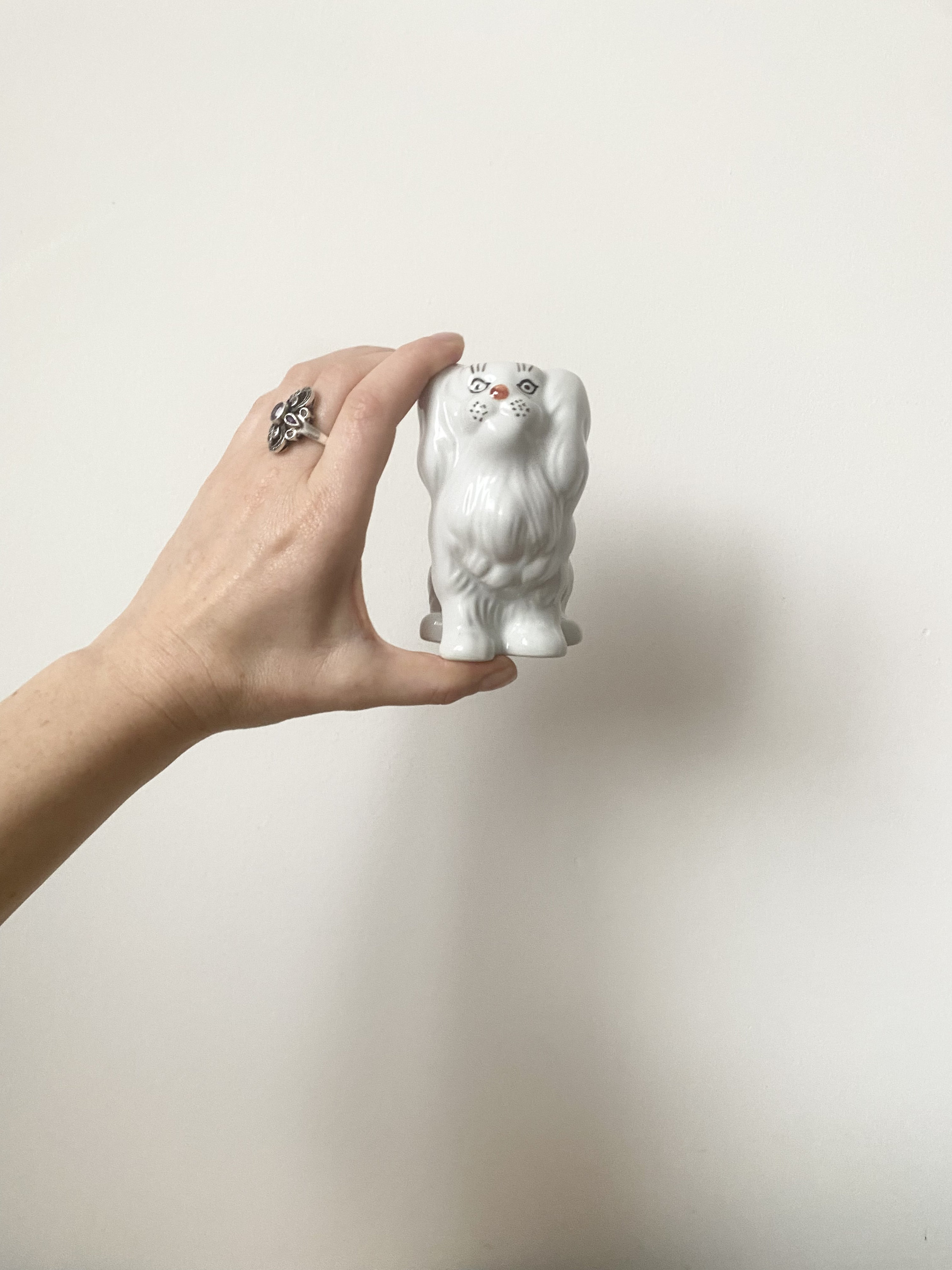 白い陶器の犬、ペキニーズの陶器の白い犬の置物、小さなマントル