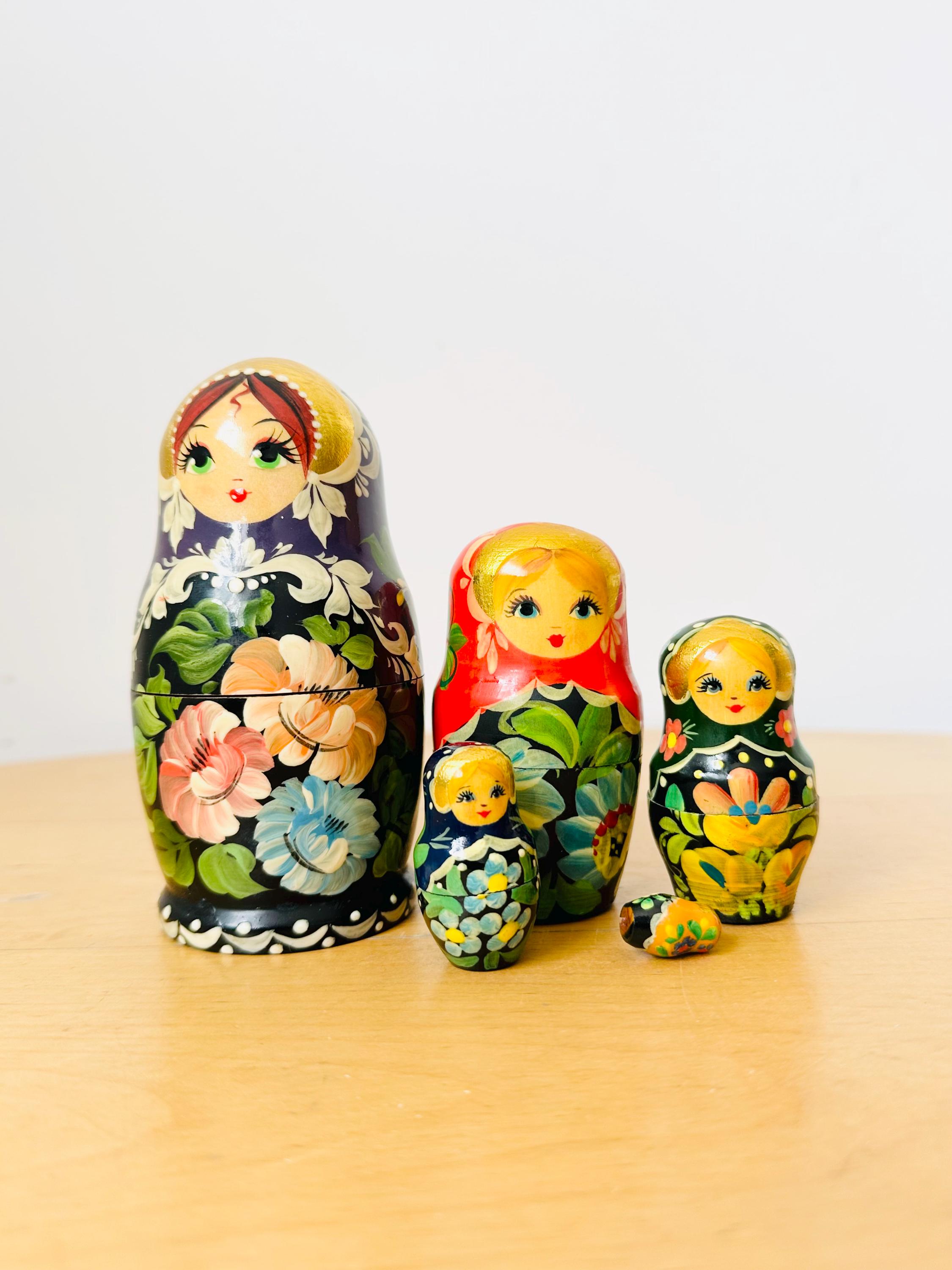 Small Russian nesting doll, Matryoshka doll, Hand painted Wooden Dolls, 5 pieces, Vintage Russian Dolls