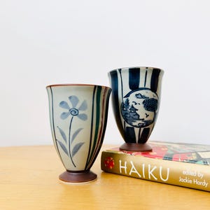 Paar japanische Arita Porzellan Teetassen, handbemalte Tassen