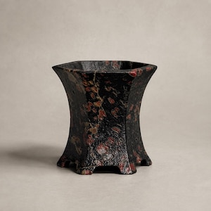 Vaso da fiori esagonale in pietra massiccia di giada a forma di fiore di prugno, intagliato a mano.