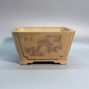 Fraaie Yixing Zisha vierkante bonsai pot in Dou-vorm met gegraveerde vogel- en bloemmotieven op de Kui-panelen.