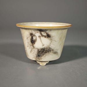 Ręcznie wykonana doniczka bonsai z polichromią podszkliwną i ekspresyjnym rysunkiem zwierząt