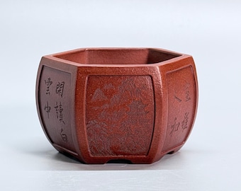 Vaso de bonsai hexagonal bulboso Yixing Zisha em estilo antigo com objetos de eruditos esculpidos à mão e caligrafia.